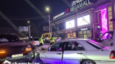 Գայի պողոտայում բախվել են Range Rover-ն ու Mercedes-ը․ կան վիրավորներ