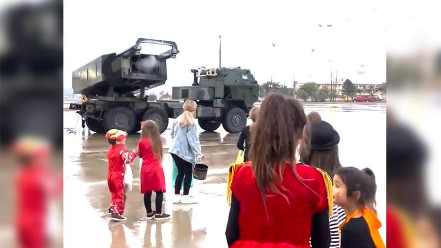 ԱՄՆ զինվորականները HIMARS համակարգով կոնֆետներ են կրակել երեխաների վրա՝ Հելոուինի կապակցությամբ