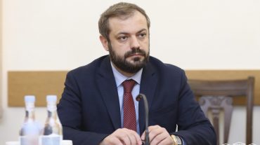 Առաջարկվում է առանց թույլտվության աշխատելու իրավունք վերապահել ոչ միայն կազմակերպության՝ ՀՀ-ում գտնվող ներկայացուցչության, այլև մասնաճյուղի օտարերկրյա աշխատակիցներին