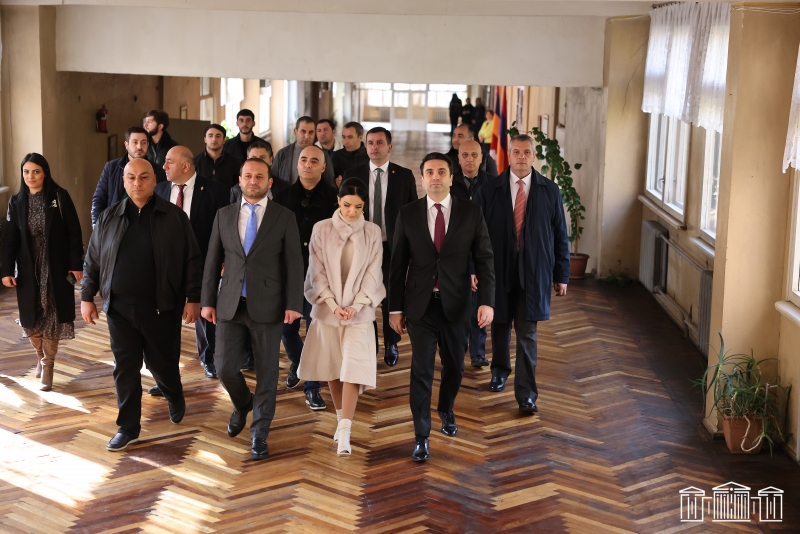 Ալեն Սիմոնյանն այցելել է Հենրիկ Խաչատրյանի անվան դպրոց