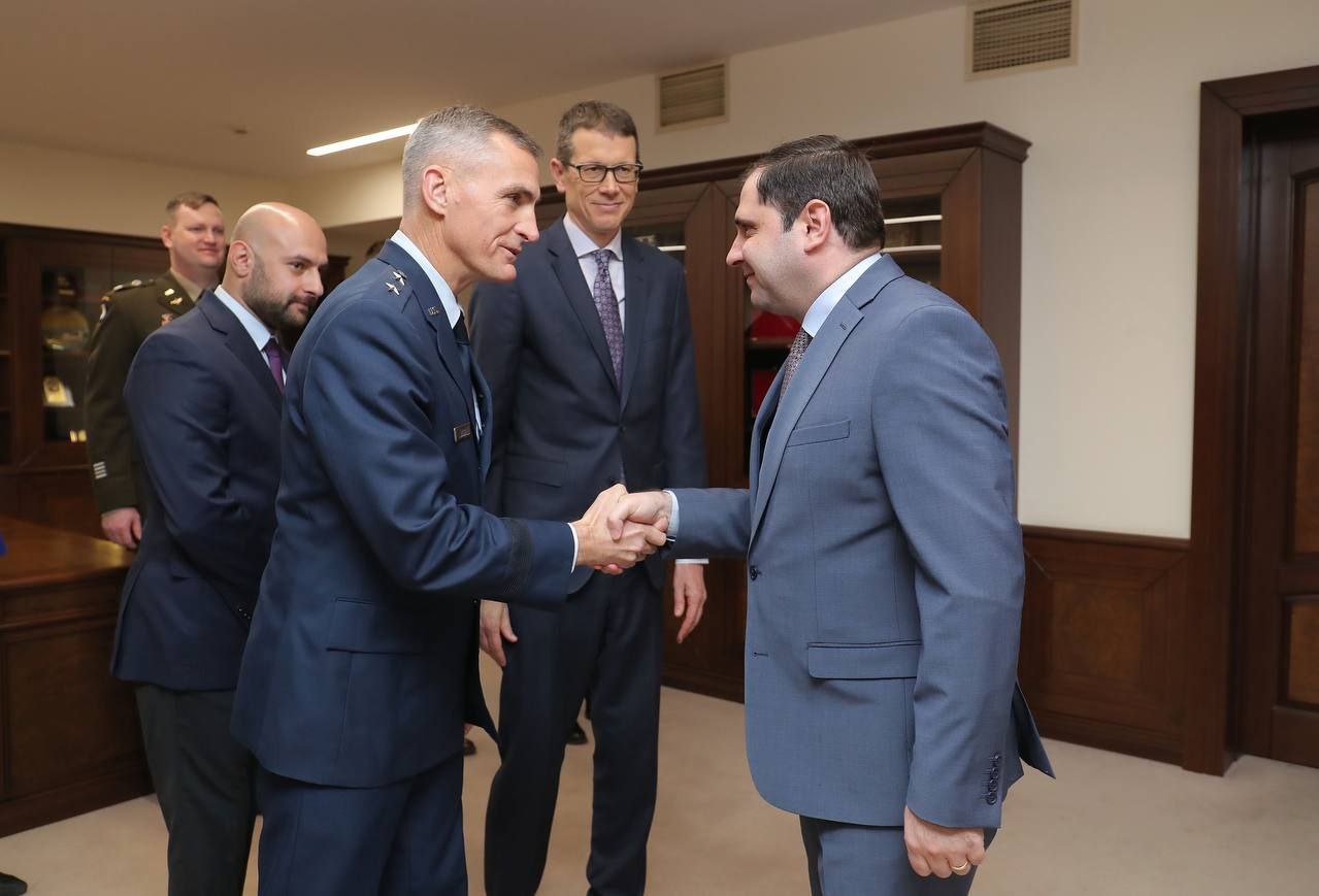 Պապիկյանն ու ամերիկացի գեներալը քննարկել են պաշտպանական ոլորտում երկկողմ համագործակցությանն առնչվող հարցեր