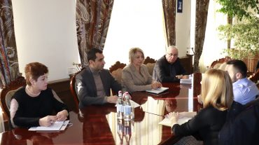 Գեղարքունիքի մարզպետը Կարմիր Խաչի միջազգային կոմիտեի ներկայացուցիչների հետ քննարկել է ադրբեջանական հրետակոծությունից տուժած բնակավայրերից տեղահանվածների վերադարձին առնչվող հարցերը