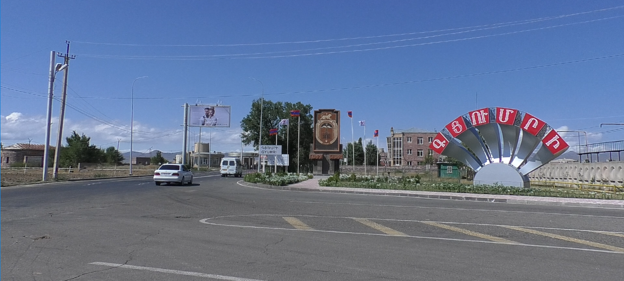 Գյումրու Երևանյան խճուղում մեքենան բախվել է գովազդային վահանակի սյանը. վարորդի կյանքը փրկել չի հաջողվել