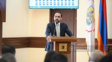Դեռևս շատ հին ժամանակներից շենքերի վրա եղել են տարատեսակ անցքեր, մետաղյա ձողեր. Ավինյան
