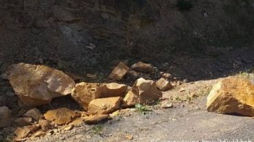 Փրկարարները հեռացրել են Ջերմուկ տանող ավտոճանապարհի եզրին թափված քարերը