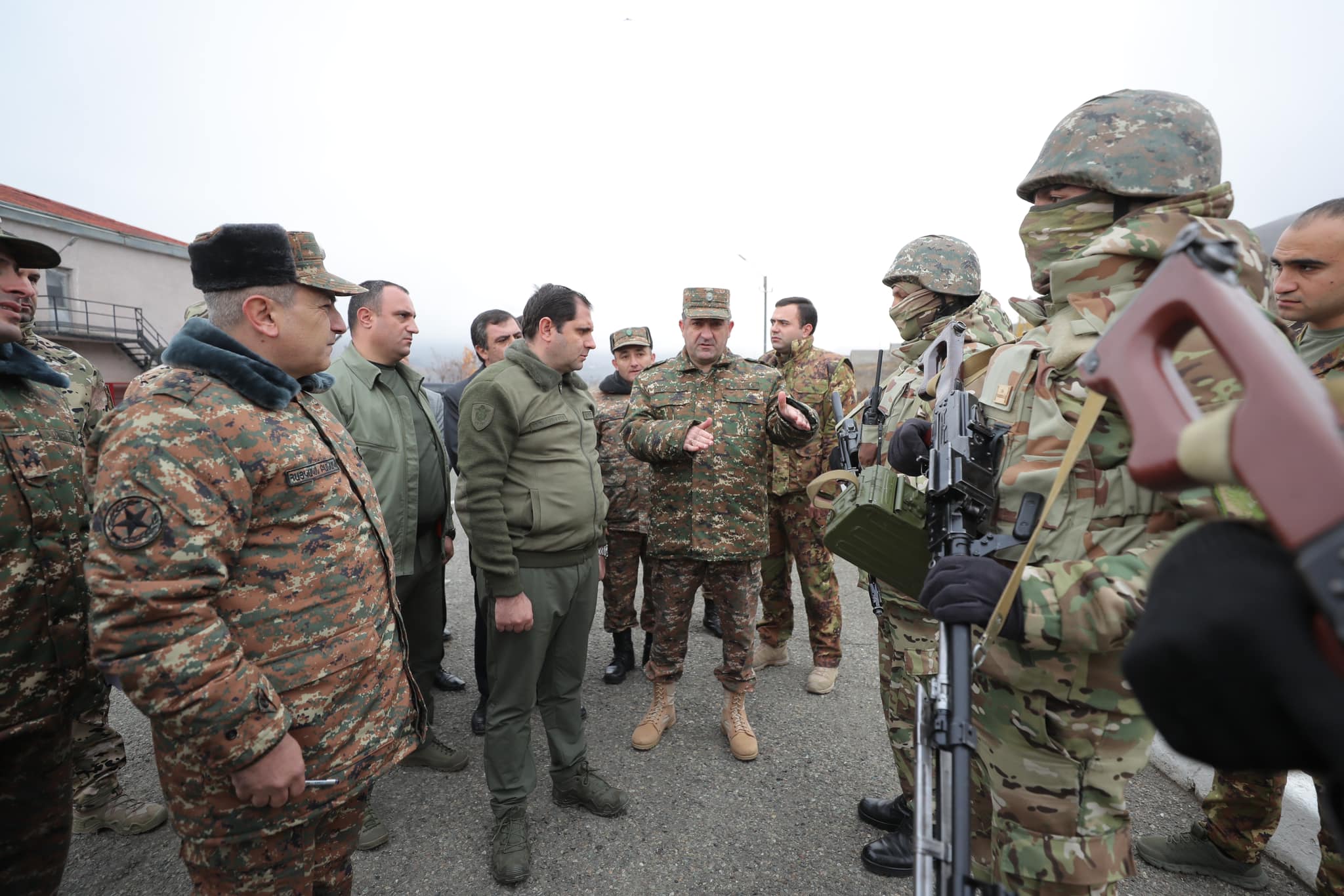 Սուրեն Պապիկյանն այցելել է զորամաս,  հանդիպել հատուկ նշանակության և դեսանտագրոհային ստորաբաժանումների զինծառայողների հետ