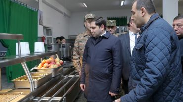 Պապիկյանը ծանոթացել է զորամասի շենքային ու կենցաղային, վերջերս վերանորոգված մարզասրահի և ճաշարանի պայմաններին