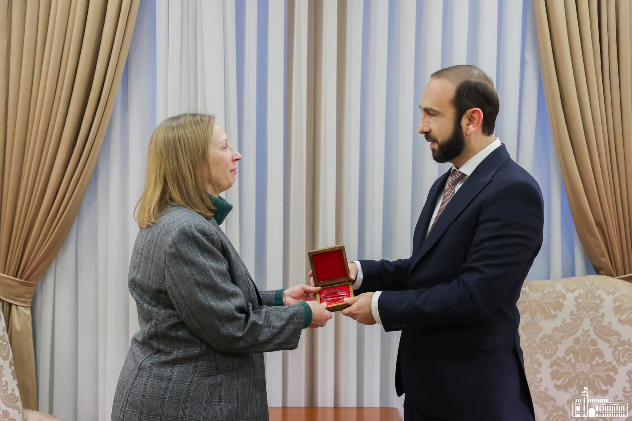 Արարատ Միրզոյանը դեսպան Թրեյսիին պարգևատրել է ՀՀ ԱԳՆ պատվո մեդալով