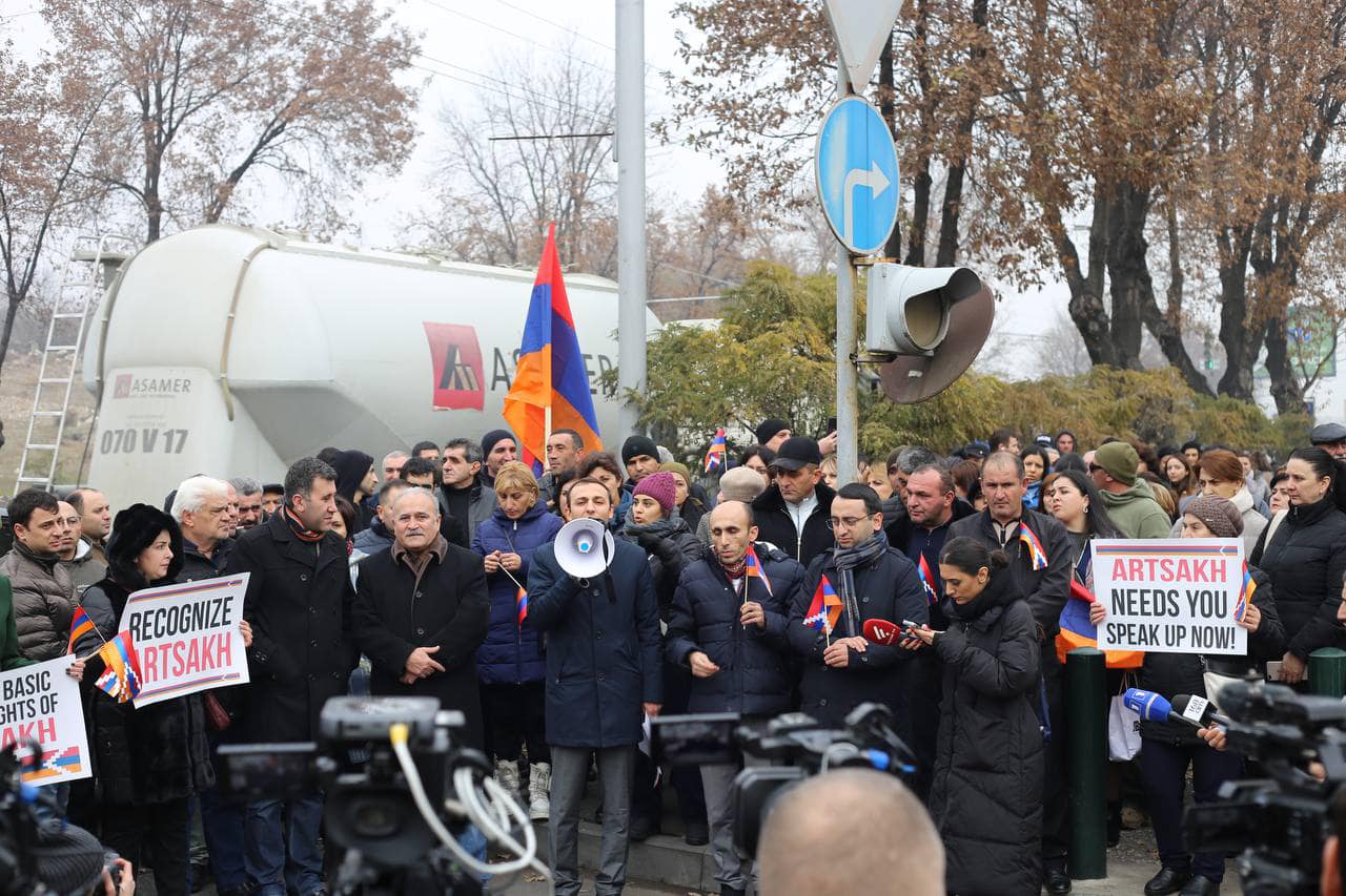 ԼՂ և ՀՀ ներկա և նախկին մարդու իրավունքների պաշտպաններն ահազանգել են Ադրբեջանի կողմից Արցախի կյանքի ճանապարհնարգելափակելու հետևանքների մասին
