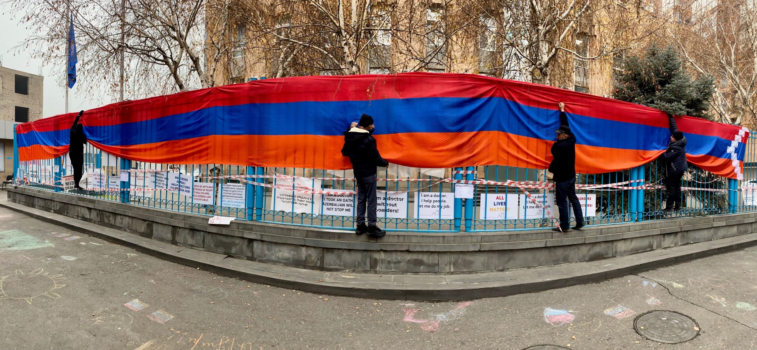 Արցախի 22 մետրանոց դրոշը՝ ՄԱԿ-ի հայաստանյան գրասենյակի ցանկապատին