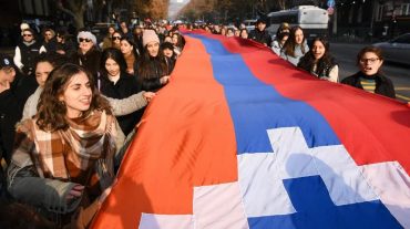 Երևանում արցախցի երիտասարդներն Ազատության հրապարակից երթով շարժվել են Հանրապետության հրապարակ