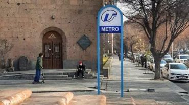 Մետրոպոլիտենի մուտքի ցուցանակն Արամ Մանուկյանին նվիրված հուշարձանի տարածքից հանվել և ավելի տեսանելի վայր է տեղափոխվել
