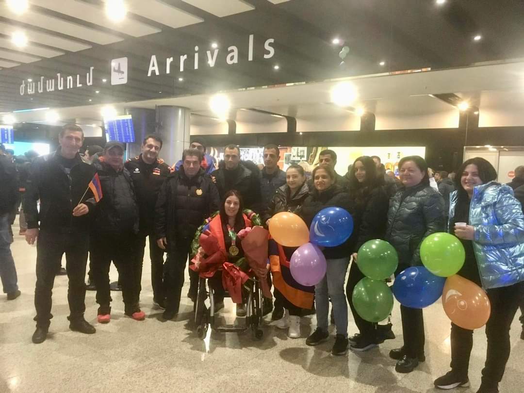 Զվարթնոց օդանավակայանում դիմավորել են պարափաուերլիֆթինգի ԱԱ-ի չեմպիոն Գրետա Վարդանյանին