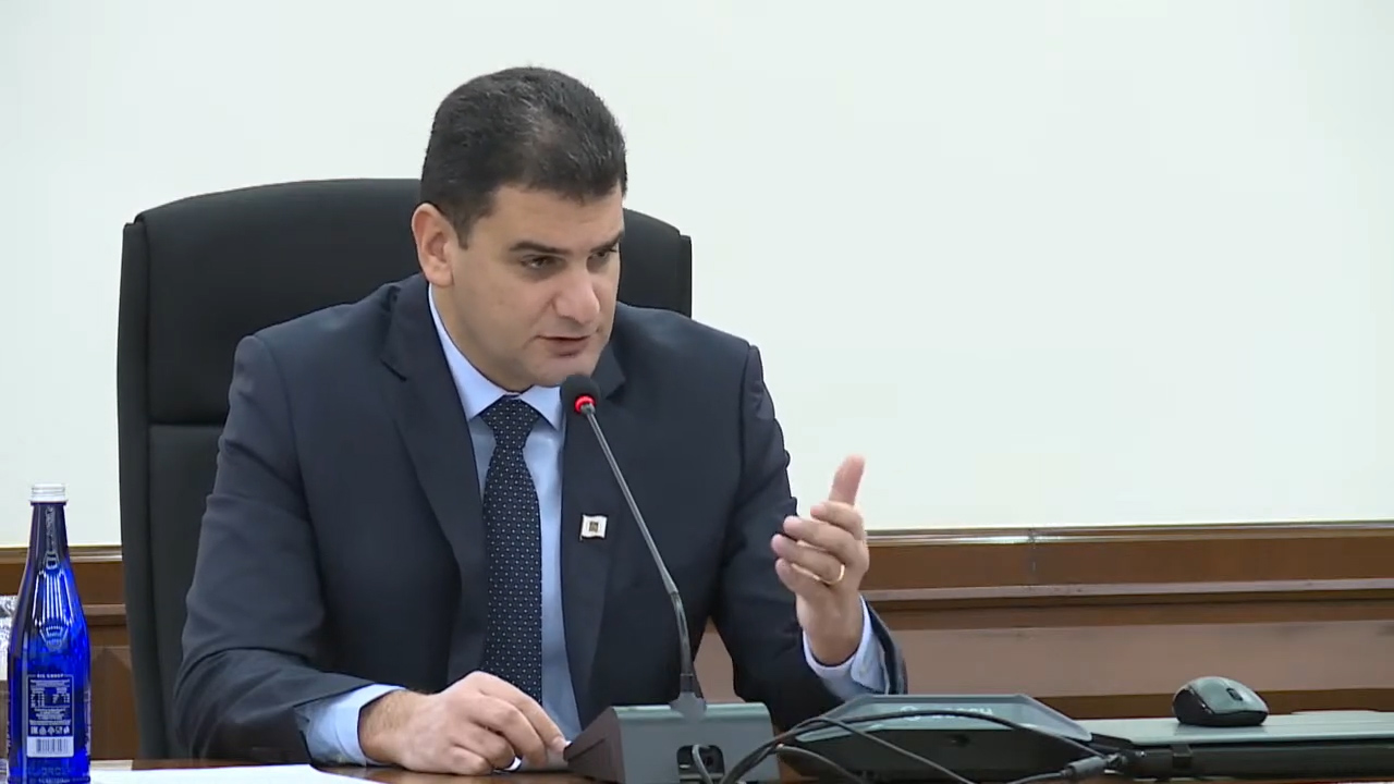 «Անձամբ կգամ, եկեք ամբարձիչը տանենք ապամոնտաժենք, թող դատի տան ինձ». քաղաքապետի վրդովմունքը՝ ապօրինի շինության հետ կապված