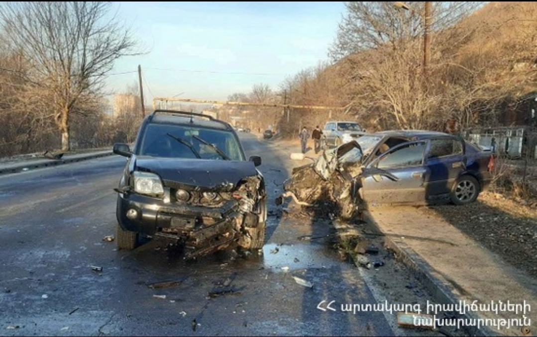 Վանաձորում բախվել են երեք մեքենաներ. Opel-ի վարորդը և ուղևորները դուրս են բերվել ավտոմեքենայից