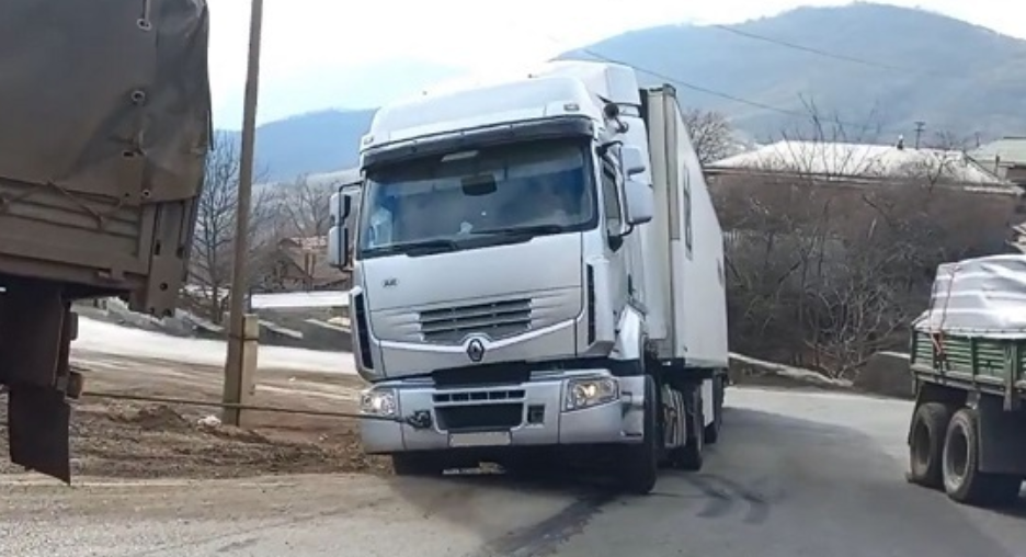 Վերին Խոտանան գյուղում փրկարարները մոտ 800 մ դժվարանցանելի հատվածում քարշակել են 2 բեռնատար