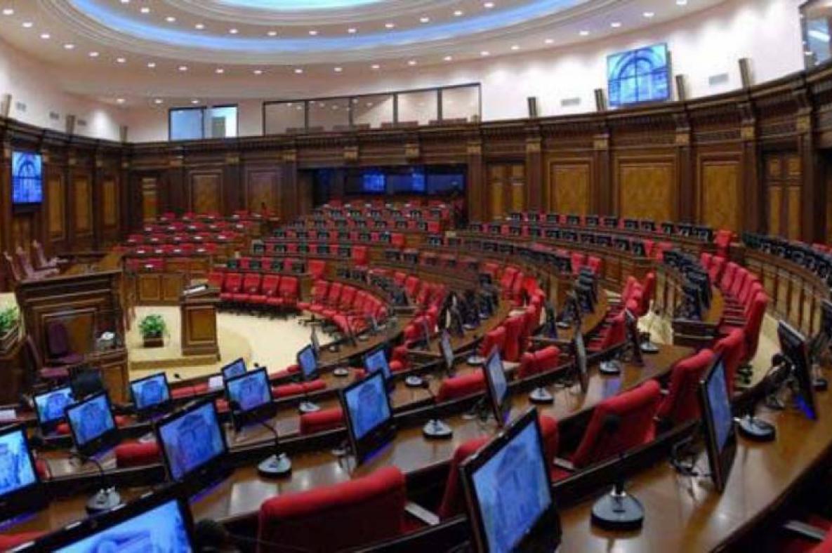 Պատգամավորները կստորագրեն երդման տեքստի տակ