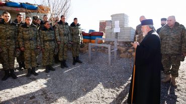 Աﬔնայն Հայոց Կաթողիկոսն այցելել է մարտական դիրքեր