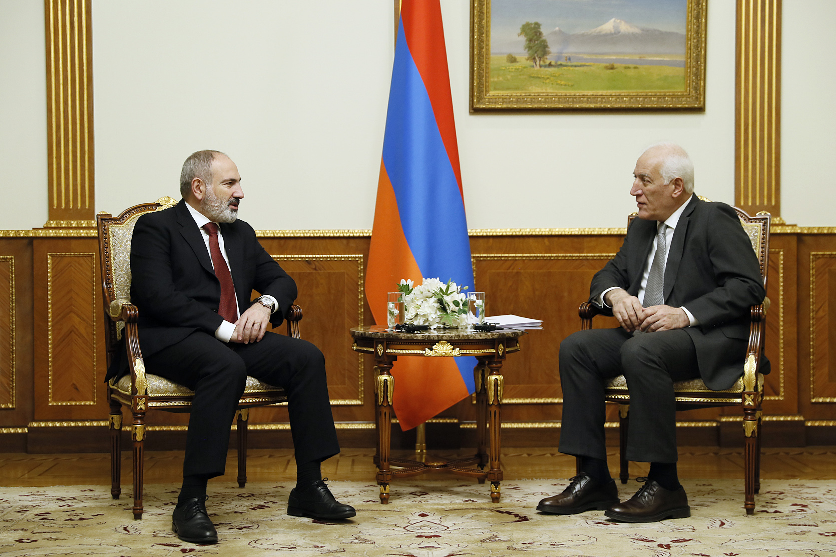 Նիկոլ Փաշինյանը հանդիպում է ունեցել Վահագն Խաչատուրյանի հետ