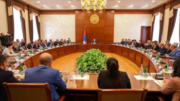 Մեր ժողովուրդն ընտրում է մեր հողի վրա ապրելու իրավունքի համար պայքարելու մոտեցումը. Արցախի պետնախարարն ընդլայնված խորհրդակցություն է հրավիրել