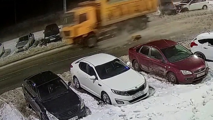 Օրենբուրգում ձյունով բեռնված ինքնաթափը բախվել է ինը ավտոմեքենայի