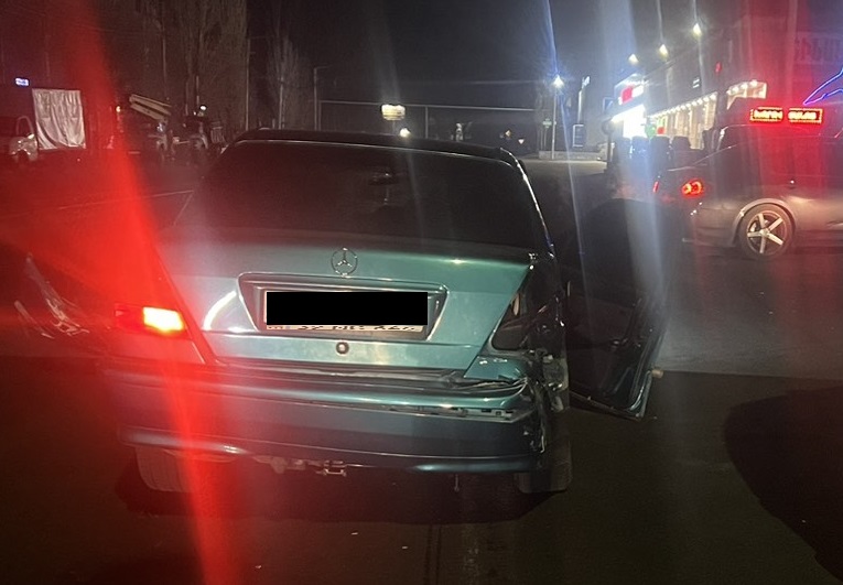 Վթար Աբովյան քաղաքում. բախվել են «Mercedes S»-ն և «Opel Astra G»-ն