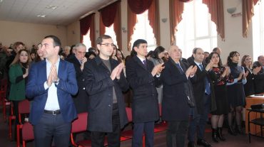 Չդադարող ծափահարությունների ներքո մարզպետը պարգևատրել է պատերազմի մասնակից կամավորներին
