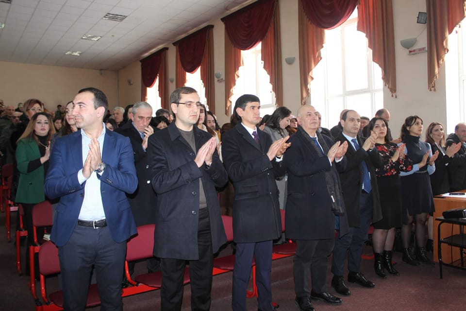 Չդադարող ծափահարությունների ներքո մարզպետը պարգևատրել է պատերազմի մասնակից կամավորներին