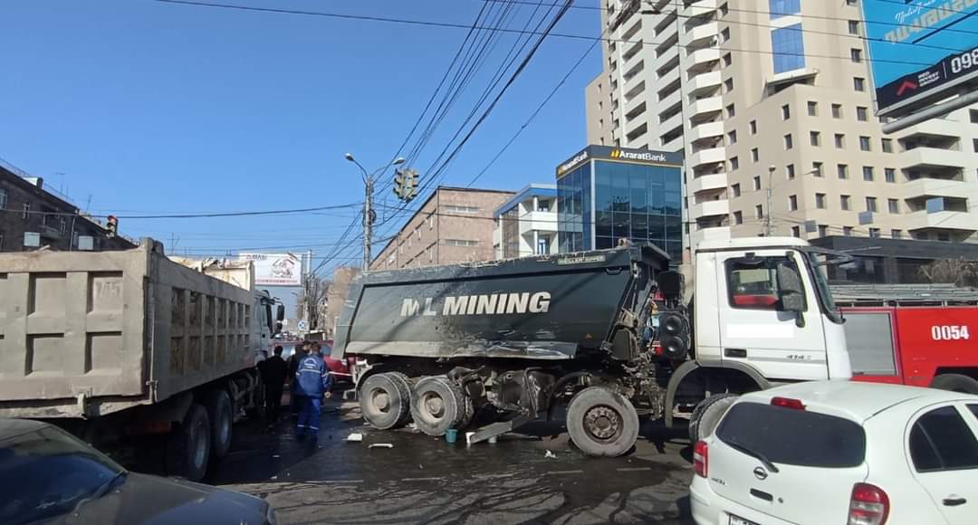 Կոմիտասի պողոտայի և Վաղարշյան փողոցի խաչմերուկի մոտ բեռնատարներ են բախվել