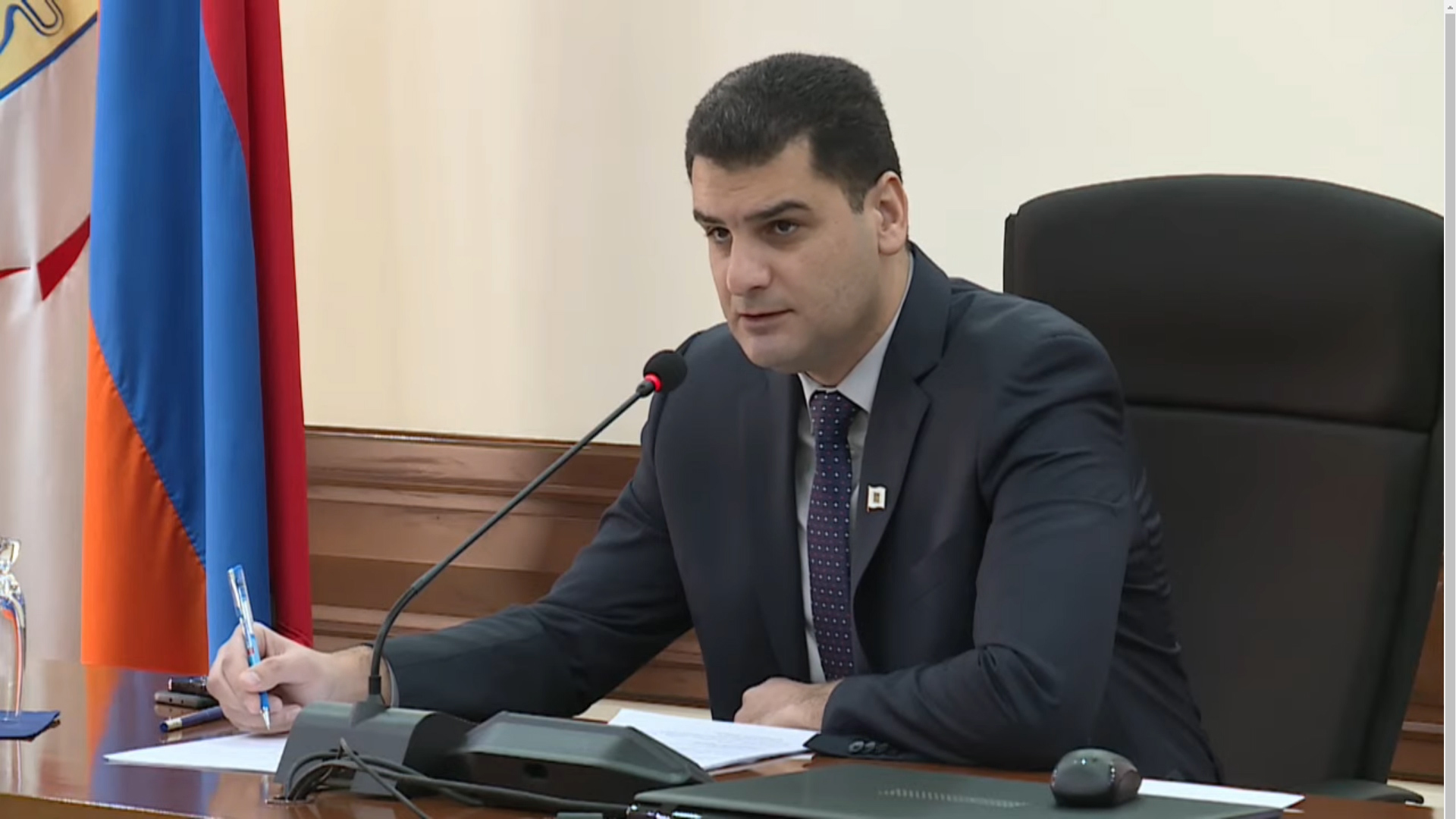 «Ամեն մեկիդ մի հանձնարարական է տրված, լիքը մարդ ունեք, որ չգիտեմ ինչով են զբաղված». քաղաքապետը՝ վարչական ղեկավարներին