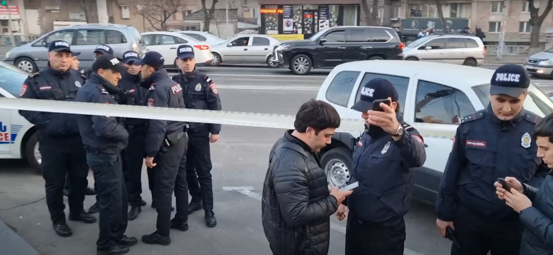 Արագ սննդի կետի մոտ մի քանի հոգու դանակահարած երիտասարդը հայտնաբերվել է. ոստիկանության տեսանյութը