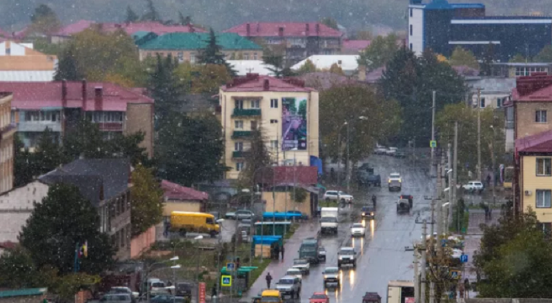 Ցխինվալիում բազմաբնակարան շենքի բակում անհայտ քաղաքացին գործի է դրել պայթուցիկ սարք