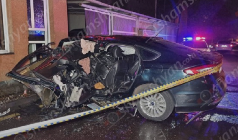 Ford Fusion-ը բախվել է հյուրանոցի պատին. մեքենայում արգելափակված վարորդին դուրս են բերել, բայց կյանքը փրկել չի հաջողվել