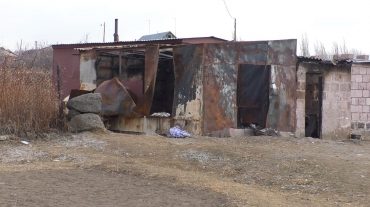 Նորից բնակվում եմ վագոն-տնակում, որը հարազատներս են տվել․ Սպանդարյան գյուղում հրդեհից տուժած ընտանիքը հայտնվել է անելանելի վիճակում 