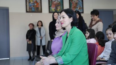 ԿԳՄՍ նախարարը բրալյան գրքեր է նվիրել տեսողության խանգարումներ ունեցող երեխաների թիվ 14 հատուկ դպրոցին