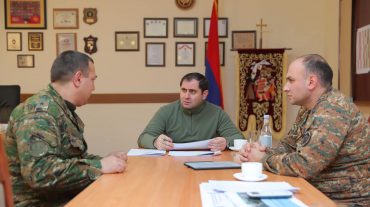 Սուրեն Պապիկյանը շարունակել է առանձնազրույցները ՊՆ N ուսումնական զորամասի սպայակազմի հետ