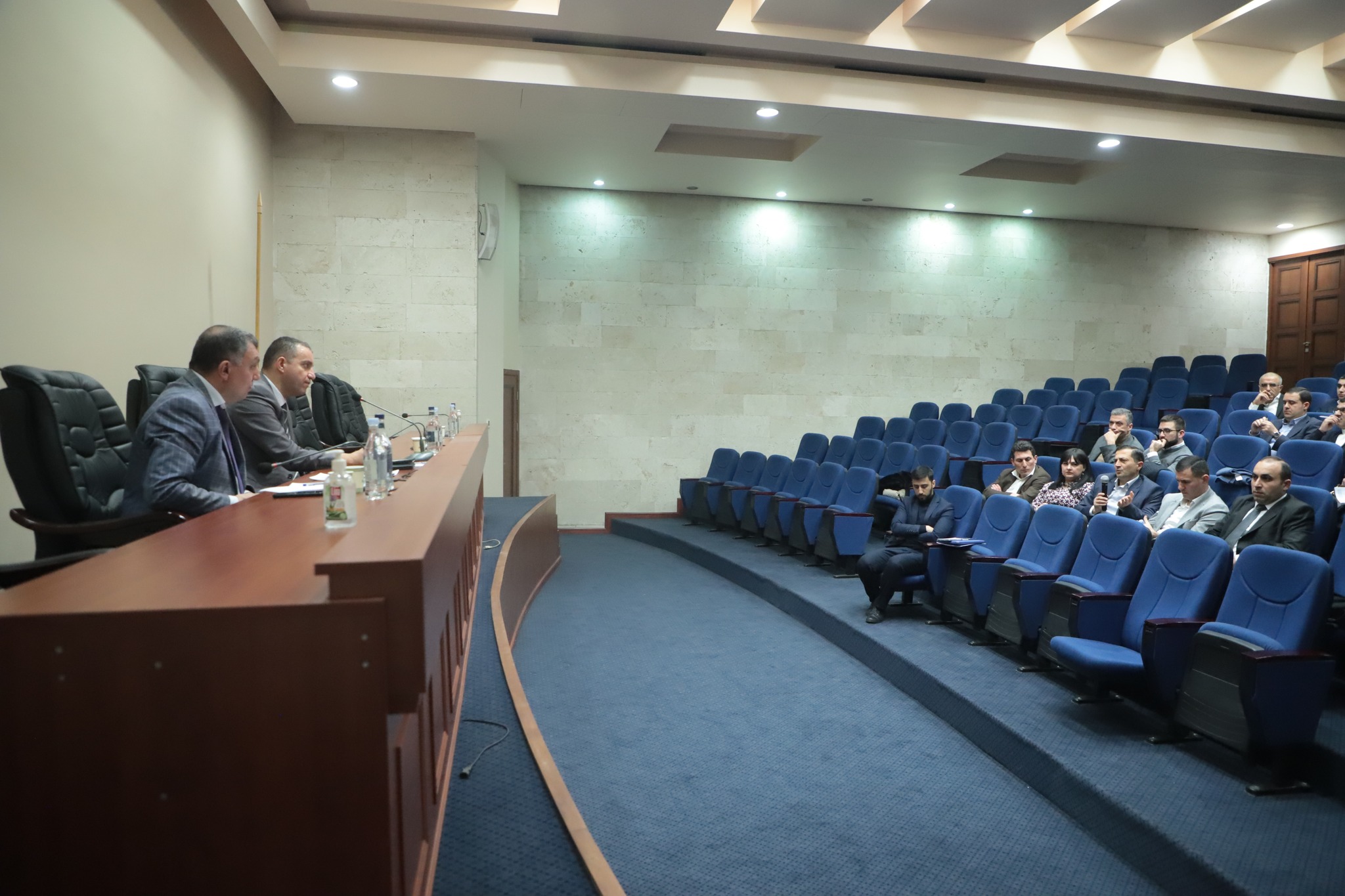 Վահան Քերոբյանը հանդիպում է ունեցել տարբեր բանկերի ներկայացուցիչների հետ