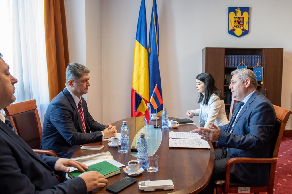Դեսպան Մինասյանը Տիտուս Կոռլատեանին է ներկայացրել Արցախում ստեղծված իրավիճակը