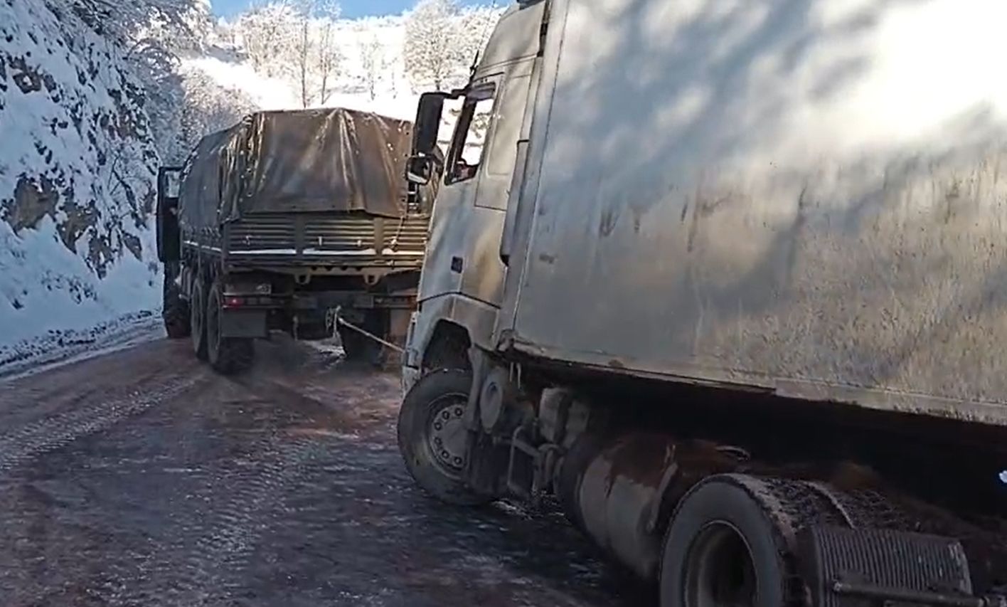 Փրկարարները քարշակել են Աղվանի-Տաթև ավտոճանապարհին արգելափակված բեռնատարները