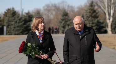 ԱՄՆ դեսպանը Ծիծեռնակաբերդի հուշահամալիրում հարգանքի տուրք է մատուցել Հայոց ցեղասպանության զոհերի հիշատակին