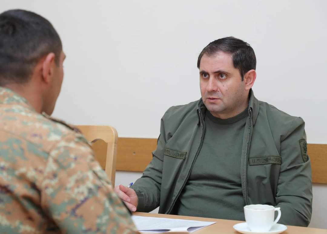 Սուրեն Պապիկյանն առանձնազրույցներ է ունեցել սպայական և կրտսեր հրամանատարական կազմի ներկայացուցիչների հետ
