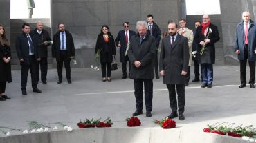 Հայաստանի և Լյուքսեմբուրգի ԱԳ նախարարները ծաղիկներ են խոնարհել Հայոց ցեղասպանության զոհերի հիշատակին