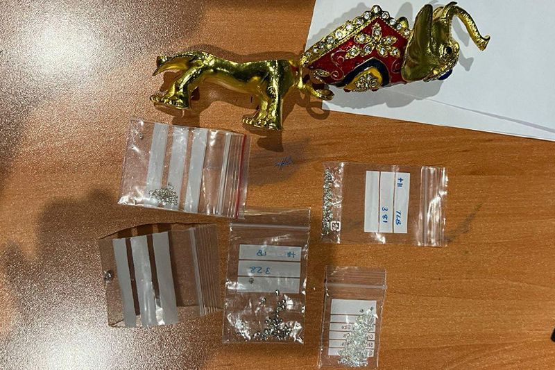 3 գր կշռով թափանցիկ ադամանդանման քարերը թաքցված են եղել փղե արձանիկում. ՊԵԿ-ը կանխել է անօրինական տեղափոխումը