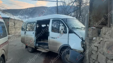 Արտակարգ դեպք Վանաձորում. ուղևորներով ГАЗель-ը բախվել է BMW-ին, ապա տան երկաթե դարպասին