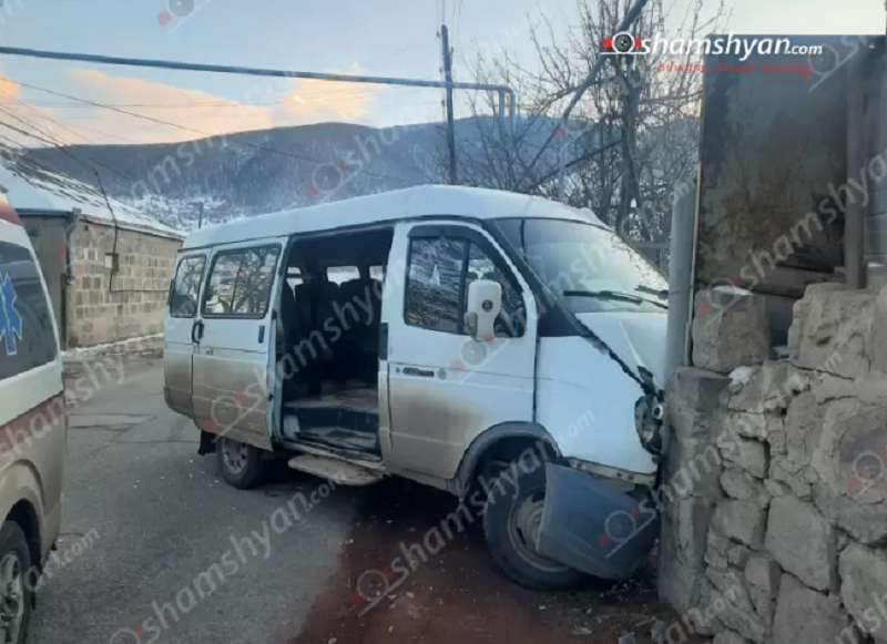 Արտակարգ դեպք Վանաձորում. ուղևորներով ГАЗель-ը բախվել է BMW-ին, ապա տան երկաթե դարպասին