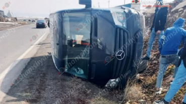 Եղվարդ–Աշտարակ ավտոճանապարհին Mercedes Sprinter մակնիշի ավտոմեքենան կողաշրջվել է