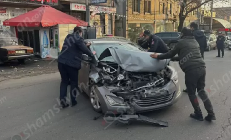 Ավտովթար Երևանում. Հերացի փողոցում բախվել են ​​​​​​​Toyota Camry-ն, Mazda 3-ը և Hyundai Elantra-ն