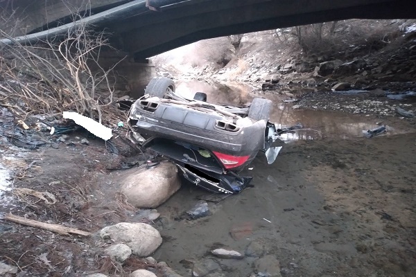 Քաջարան-Կապան ավտոճանապարհին «Mercedes-Benz»-ը դուրս է եկել երթևեկելի հատվածից և գլխիվայր հայտնվել Գեղի գետում․ վարորդը հոսպիտալացվել է
