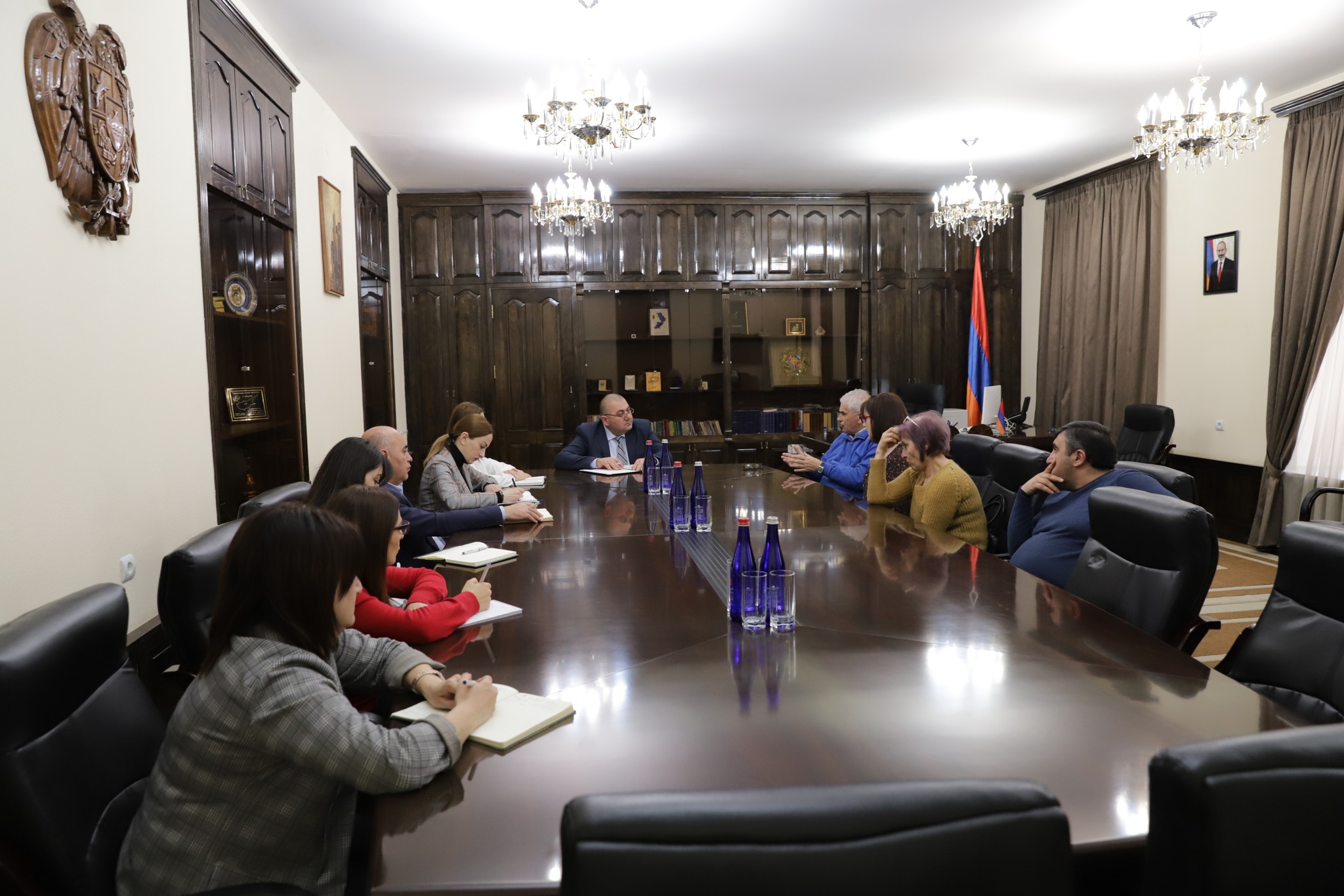 Աշոցքի «Տիրամայր Նարեկ» հիվանդանոցի աշխատակազմը Շիրակի մարզպետի հետ հանդիպմանը քննարկել է ստացիոնար ծառայությունների դադարեցման խնդիրը