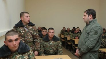 Սուրեն Պապիկյանն առանձնազրույցներ է ունեցել սպաների հետ